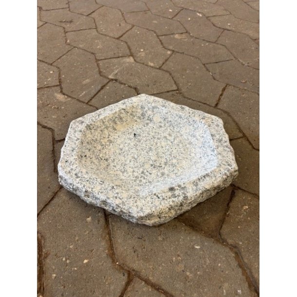 Fuglebad sekskantet lysegr� granit