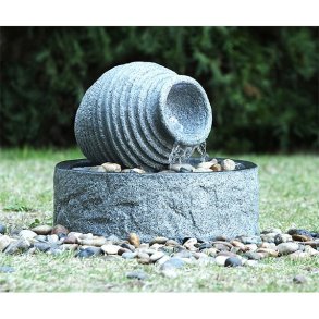 Vandsten med liggende krukke