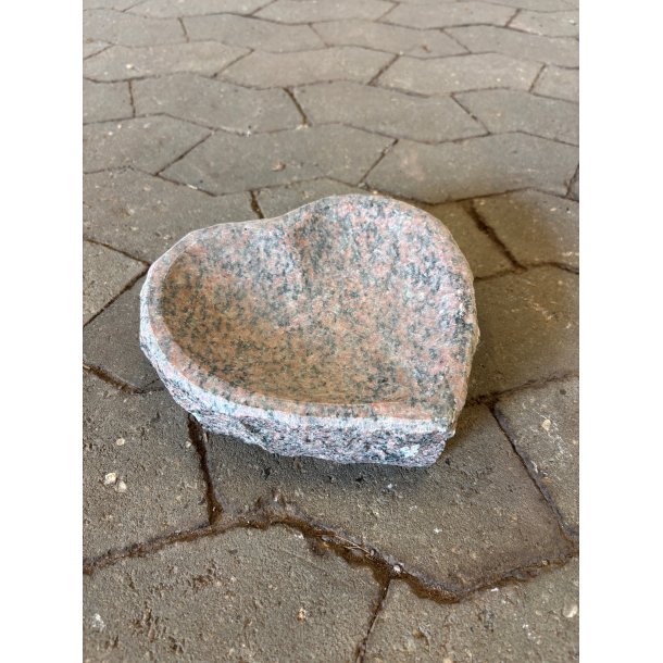 Fuglebad hjerteform r�d granit 